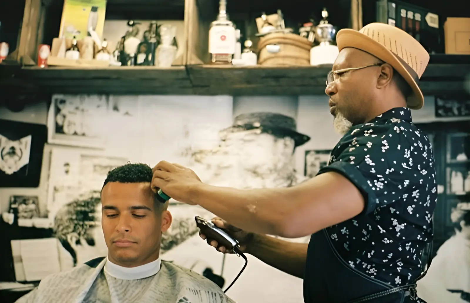 Mästerbarberaren Demetrius Price utför en precisions-fade på DSharpworks barberare i Stockholm